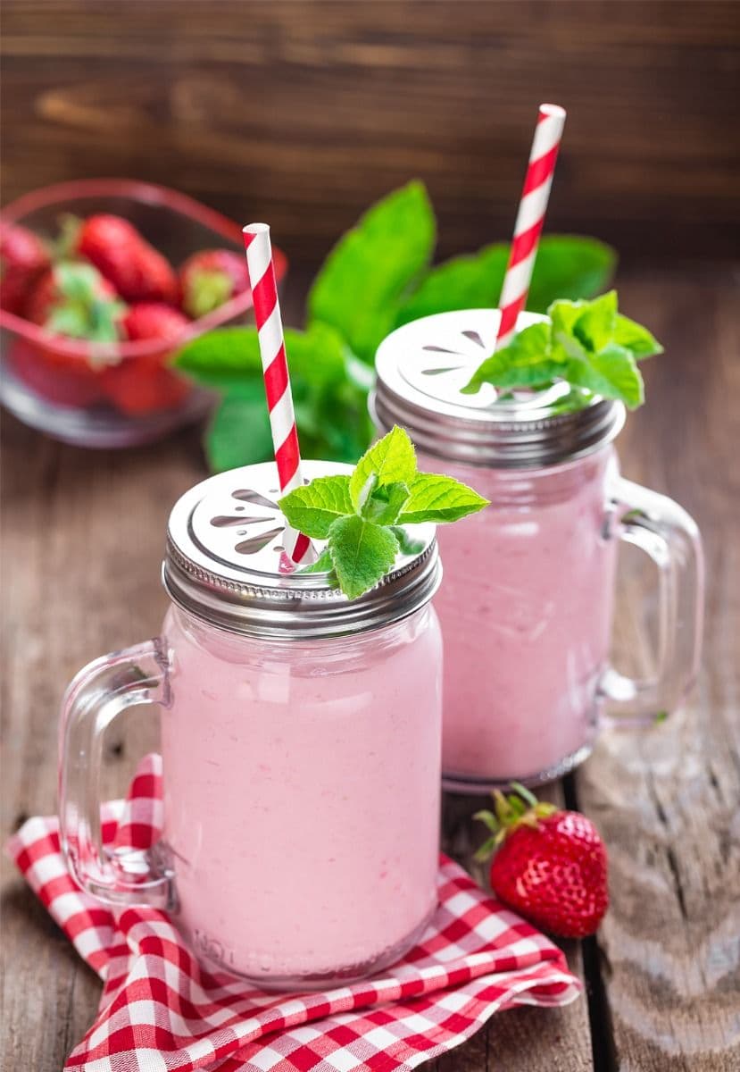 200 x Jumbo Red and White Stripe Paper Smoothie Straws